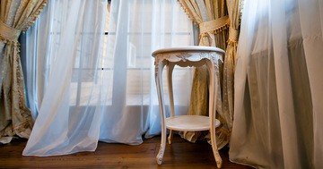 best advice on household cleaning - pretty, white nets can be a real decoration for your window
