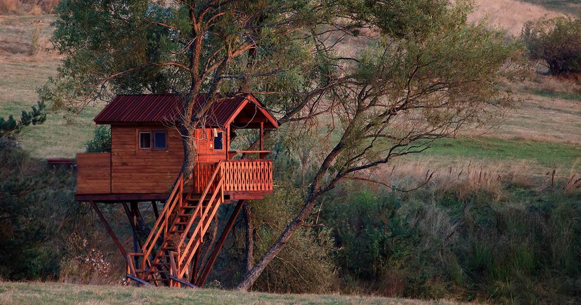 Women's magazines online advise on a new date idea - date in a tree house