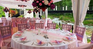 Bien Magazine - It turns out that wedding seating arrangements of guests is not easy
